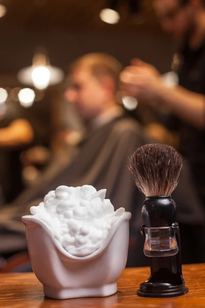 Peluquero masculino hábil está trabajando en el salón de belleza — Foto de Stock