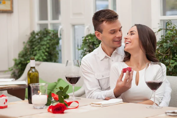 Cheerful boyfriend and girlfriend are dating in cafe — ストック写真