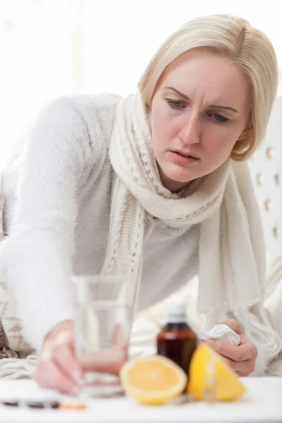 Kranke junge Frau leidet an Grippe — Stockfoto