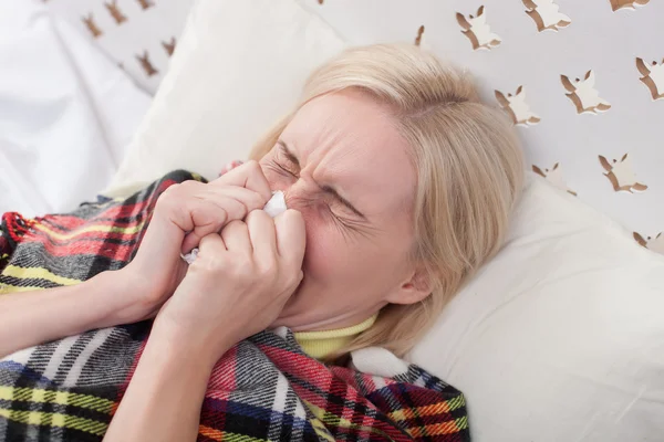 Wanita muda yang sakit telah terkena flu — Stok Foto