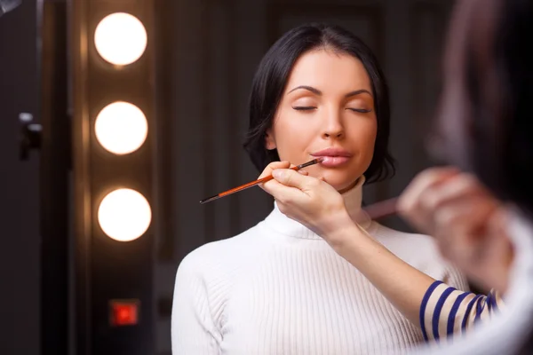 Cheerful female model is attending beauty shop — Stockfoto