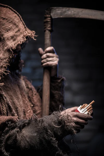 Dreadful death with scythe is waiting for smoker — Stock fotografie