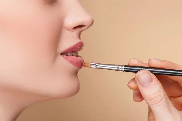 Professional beautician is working at beauty shop — Stock Photo, Image