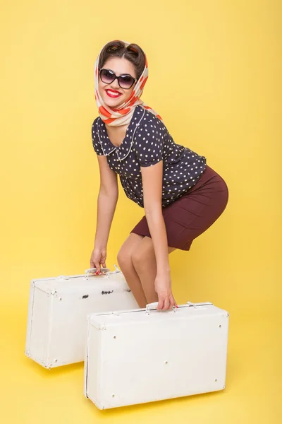 Menina magro atraente está se preparando para a viagem — Fotografia de Stock