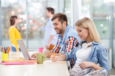 Neşeli yaratıcı takım çalışmalarını tartışıyor