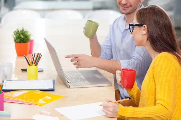 Equipo creativo joven hábil está trabajando juntos — Foto de Stock