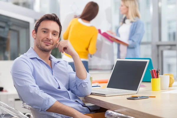 Geschickte junge Designer diskutieren über ihre Arbeit — Stockfoto