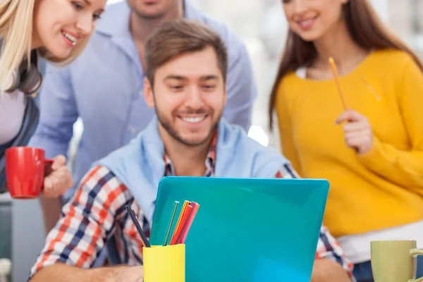 Equipe criativa muito jovem está trabalhando juntos — Fotografia de Stock