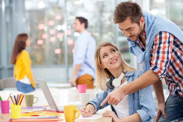 Un equipo bastante creativo está hablando de trabajo. — Foto de Stock