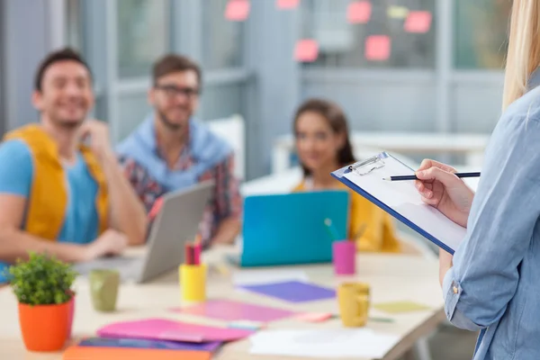 Un team piuttosto creativo sta lavorando con gioia — Foto Stock