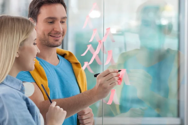 Geschickte zwei Kollegen arbeiten im Team — Stockfoto