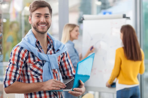 Atractivos jóvenes diseñadores están trabajando en la oficina — Foto de Stock