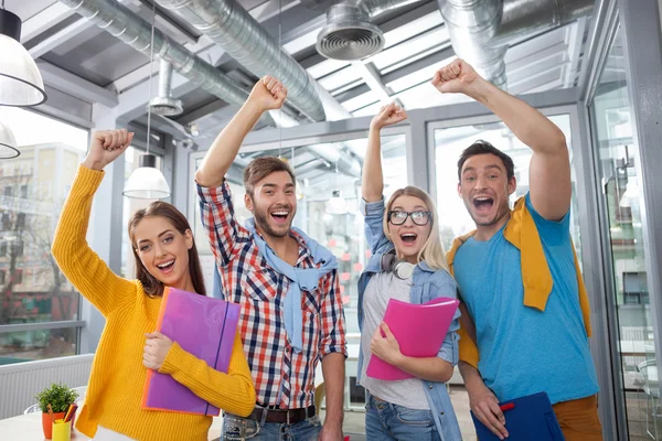 Alegre quatro colegas estão felizes pelo trabalho bem feito — Fotografia de Stock