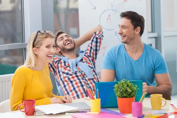 Lindo equipo creativo joven se está burlando — Foto de Stock