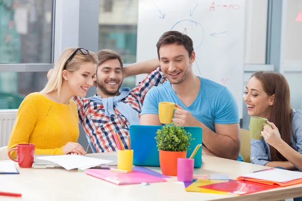 Cheerful office workers are making a break — 图库照片