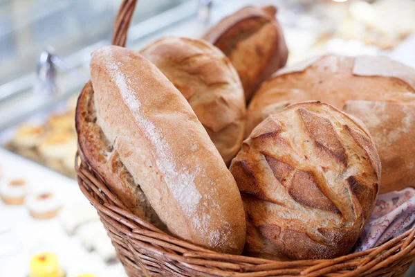 Bredt utvalg av bakverk i bakerbutikken – stockfoto