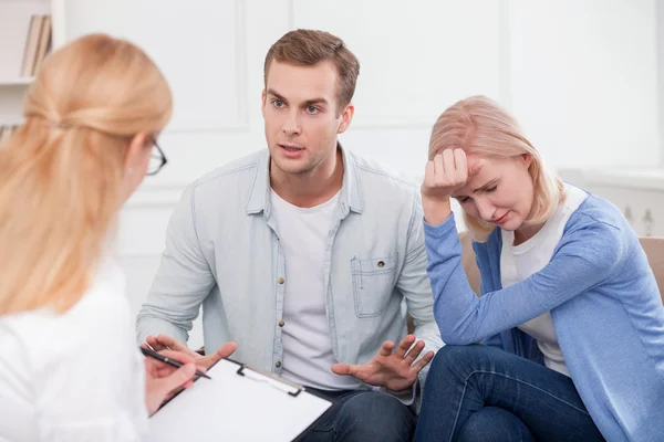 Attractive husband and wife are using marriage therapy — Stockfoto