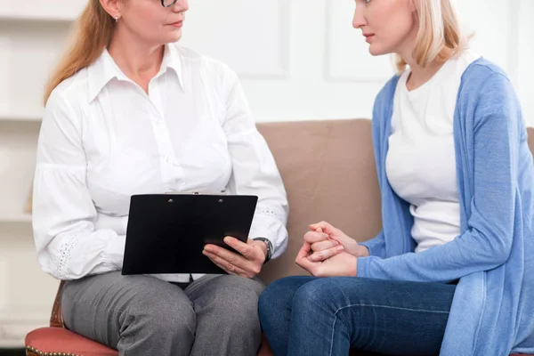 Hábil terapeuta femenina está sirviendo a su paciente — Foto de Stock