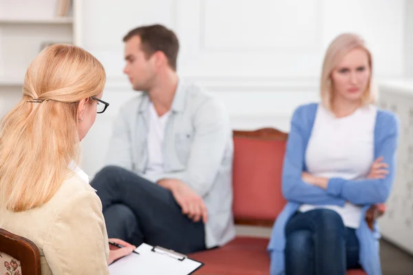 Una terapeuta hábil está salvando el matrimonio humano — Foto de Stock