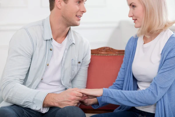 Atractiva pareja casada es compartir sus sentimientos — Foto de Stock