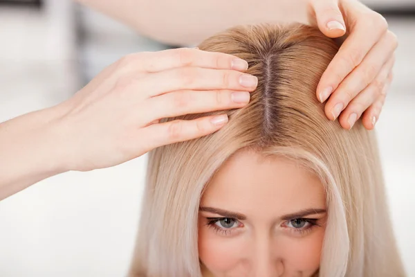 Skillful female hairdresser is serving her customer — Stock Photo, Image