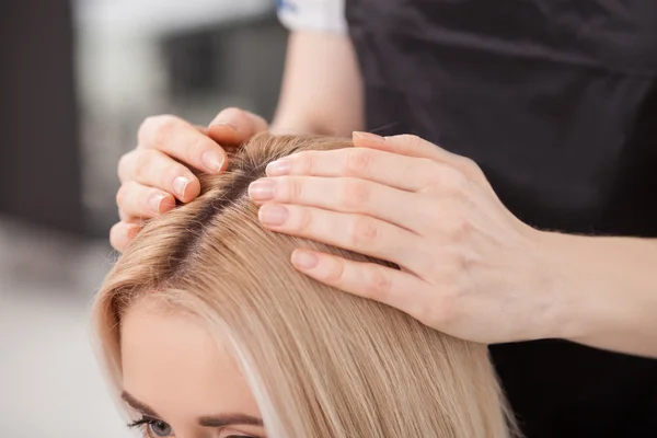 Hábil cabeleireiro feminino está servindo seu cliente — Fotografia de Stock