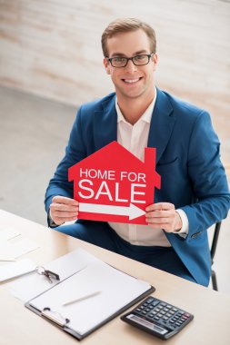 Yakışıklı emlakçı yeni bir daire satıyor