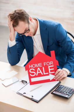 Emlakçı sonuçları olmayan istemciler için bekliyor