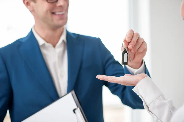 Cheerful male realtor is making a deal — Stockfoto