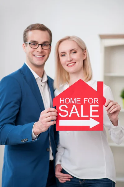 Attractive estate agent helps to sell apartment — Stock Photo, Image