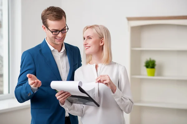 Cheerful estate agent is talking with a customer — Stockfoto