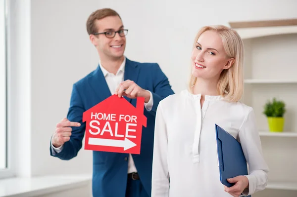 Cheerful estate agent is proposing to buy an apartment — Stock Photo, Image