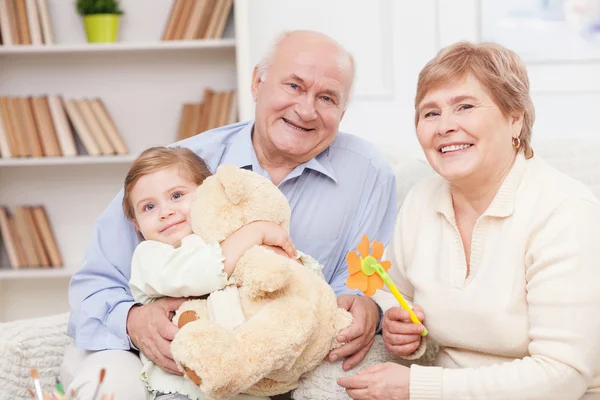 Hermosa familia amistosa está pasando tiempo juntos — Foto de Stock