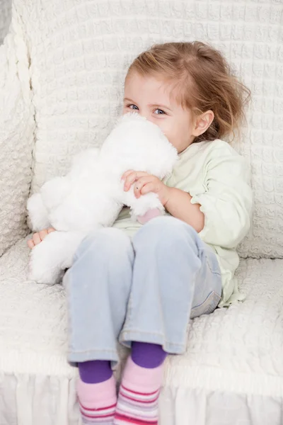 Alegre niña está jugando con juguete esponjoso — Foto de Stock
