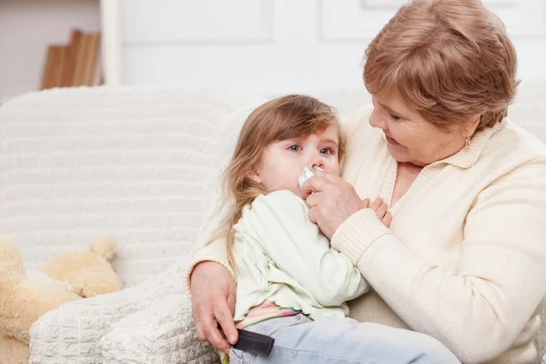 Bonito abuelo está cuidando a un niño. —  Fotos de Stock