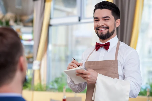 Hombre guapo trabajador café está esperando a un cliente —  Fotos de Stock