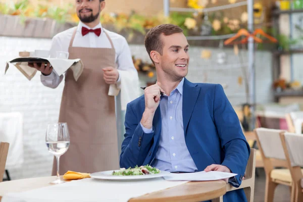 Attractive man has business meeting in restaurant — Stock fotografie