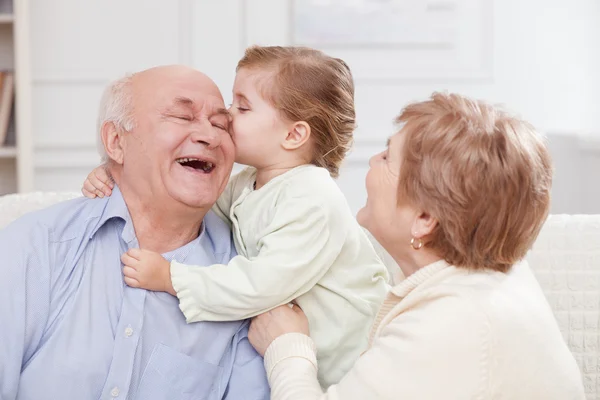 Милый маленький ребенок выражает любовь бабушке и дедушке Стоковое Фото