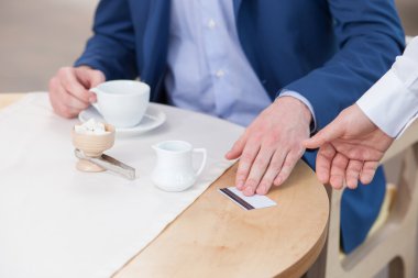 Neşeli işadamı akşam yemeği için ödüyor