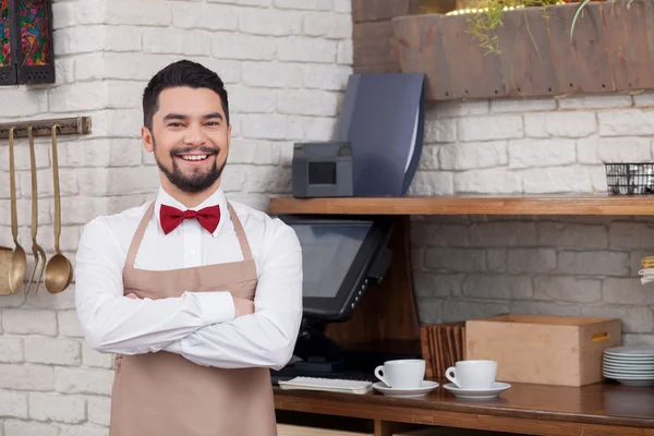 Atractivo trabajador cafetería está preparando el orden humano — Foto de Stock