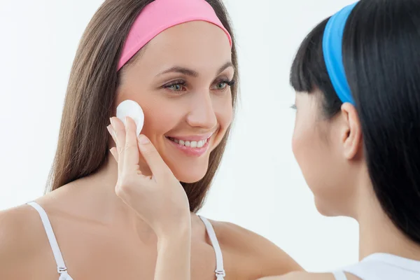 Beautiful young two women are applying make-up — Stock Photo, Image