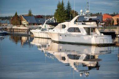 Şehirde çeşitli motorbot ile güzel bağlantı noktası