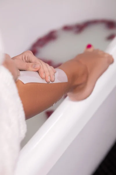 Pretty healthy girl is shaving her foot — Stock Photo, Image