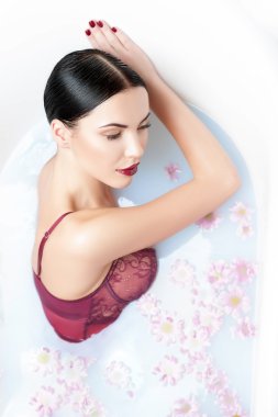 Oldukça sağlıklı kız bir küvet geçiriyor