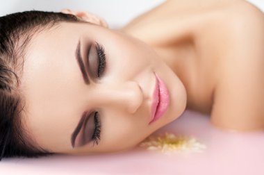 Genç ve güzel kadın suda rahatlatıcı