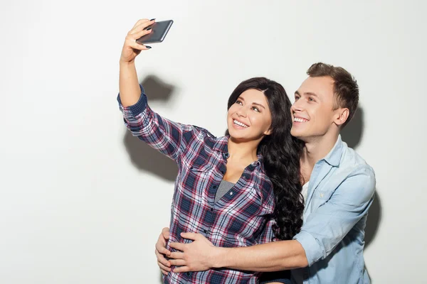 Cute boyfriend and girlfriend are photographing themselves — 스톡 사진