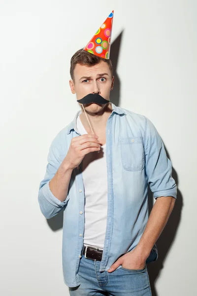 Bonito homem bonito está comemorando seu aniversário — Fotografia de Stock