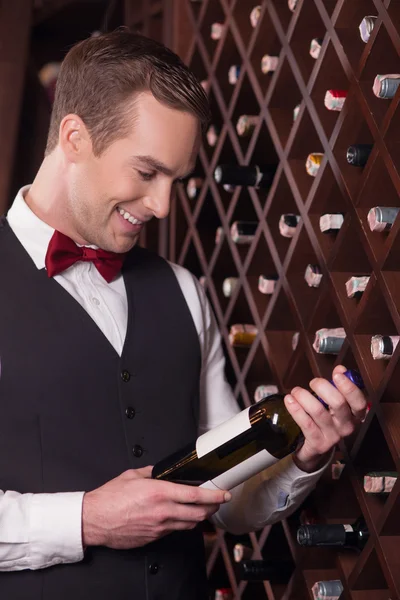 Atractivo joven sommelier está trabajando con alegría — Foto de Stock