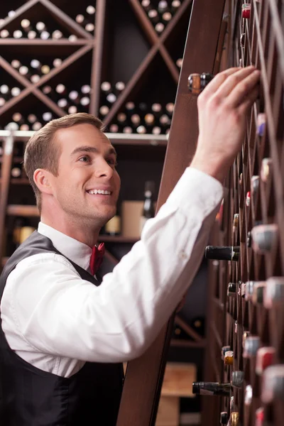 Cheerful male waiter is looking for perfect beverage — ストック写真
