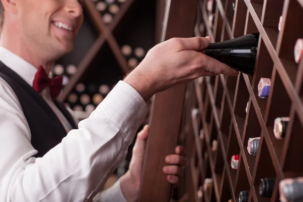 Skillful wine waiter is choosing perfect drink — ストック写真